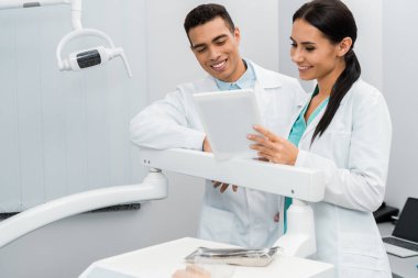 neşeli çok kültürlü doktorların dijital tablet vasıl arıyorsunuz