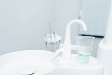 plastik kap sıvı yakınındaki dokunun içinde diş kliniği ile yakın çekim 