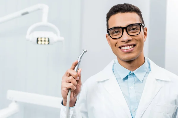 Sorridente Dentista Afro Americano Óculos Segurando Broca — Fotografia de Stock