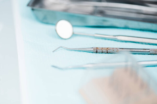 selective focus of metallic dental instruments in clinic