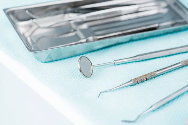 Nahaufnahme Von Metallischen Medizinischen Instrumenten Der Zahnklinik — Stockfoto