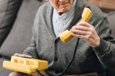 komuta sizde evde retro telefon tutarak görünümünü kırpılmış