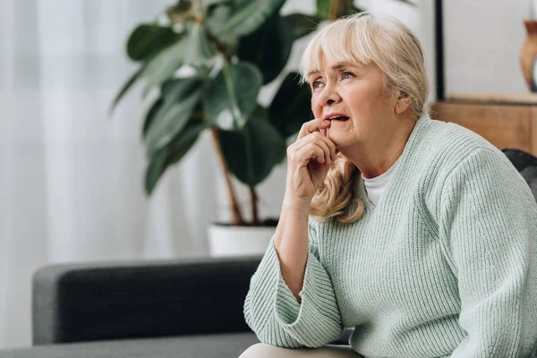 Tankeväckande Senior Kvinna Sittande Soffan Vardagsrummet — Stockfoto