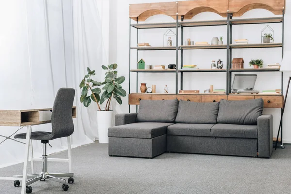 Ruang Tamu Modern Dengan Sofa Rak Dan Ruang Kerja — Stok Foto