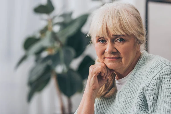 Sorgliga Pensionerad Kvinna Med Blont Hår Hemma — Stockfoto