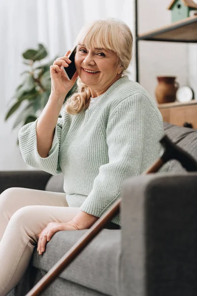 Mulher Sênior Alegre Falando Smartphone Enquanto Sentado Sofá — Fotografia de Stock