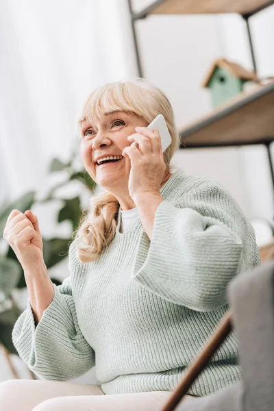 Mujer Jubilada Alegre Con Pelo Rubio Hablando Teléfono Inteligente — Foto de Stock