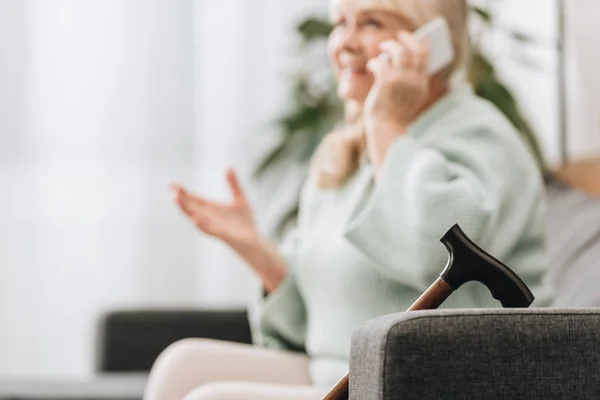 Enfoque Selectivo Bastón Sofá Con Mujer Jubilada Fondo — Foto de Stock