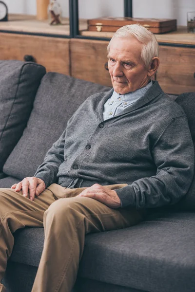 Smutny Starszy Człowiek Siwe Włosy Siedząc Kanapie — Zdjęcie stockowe