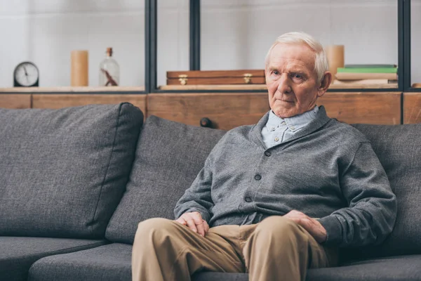 Hombre Retirado Molesto Con Pelo Gris Sentado Sofá — Foto de Stock