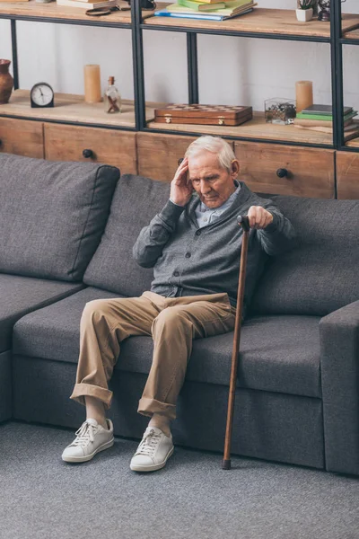 Pensionerad Man Med Grått Hår Huvudvärk Medan Sitter Soffan — Stockfoto