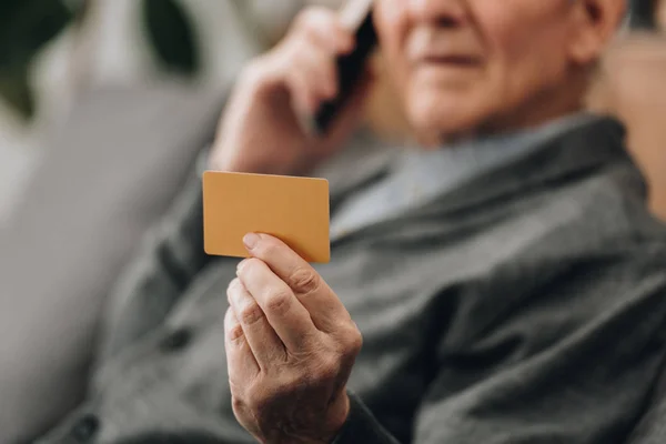 Selektiv Fokus För Kreditkort Handen Äldre Man — Stockfoto