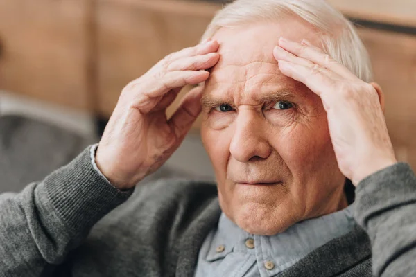 Hombre Retirado Sosteniendo Cabeza Mientras Tiene Dolor Cabeza — Foto de Stock