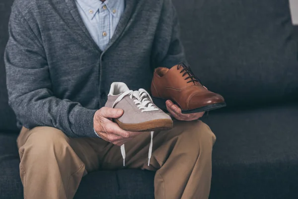 Vista Cortada Homem Sênior Segurando Sapatos Clássicos Modernos Mãos — Fotografia de Stock