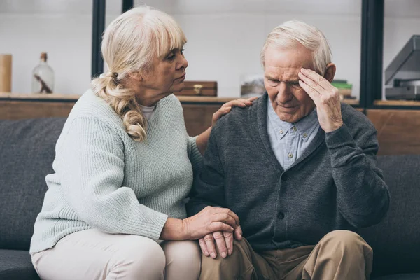 Femeia Pensionară Care Stă Lângă Soțul Senior Dureri Cap — Fotografie, imagine de stoc