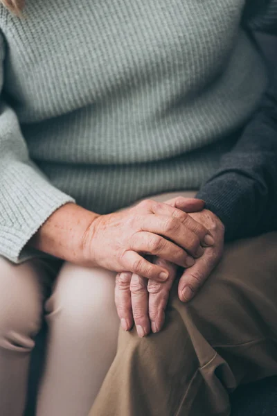 Beskuren Bild Pensionerad Kvinna Som Håller Händerna Med Äldre Man — Stockfoto