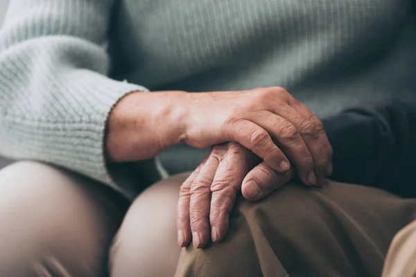 Περικοπεί Άποψη Των Ανώτερων Γυναίκα Κρατώντας Χέρια Σύζυγο Συνταξιούχο — Φωτογραφία Αρχείου