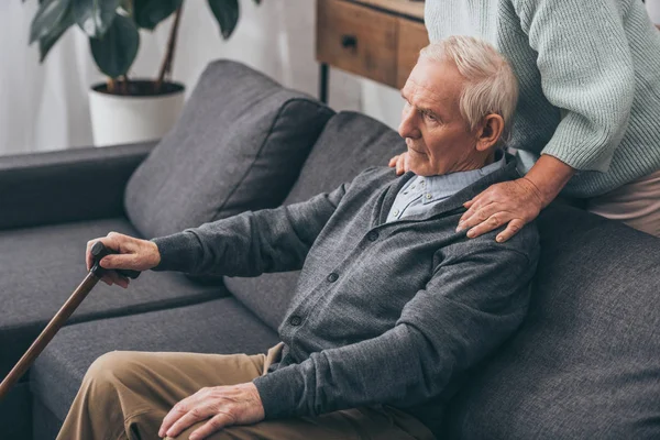 Abgeschnittene Ansicht Der Älteren Frau Umarmt Rentner Ehemann Hause — Stockfoto