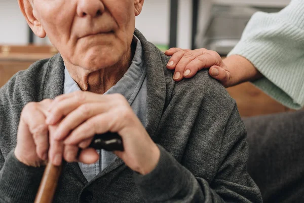 Ausgeschnittene Ansicht Des Ehemannes Wohnzimmer Sitzend Und Der Nähe Der — Stockfoto