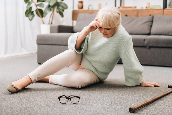 Mujer Jubilada Sentada Suelo Cerca Las Gafas Bastón Caminar Tener — Foto de Stock