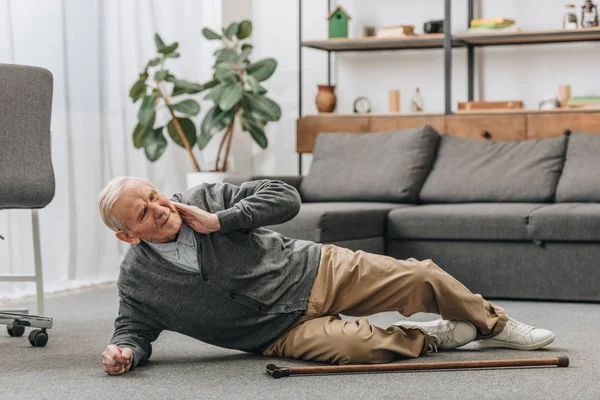 Old Men Falled Floor Touching Neck — Stock Photo, Image