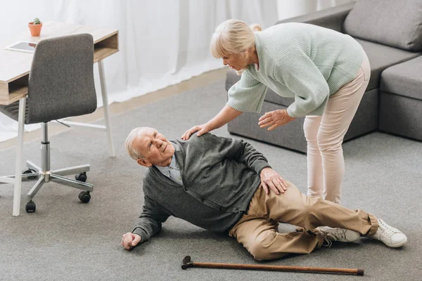 Old Woman Looking Husband Who Falled Floor — Stock Photo, Image