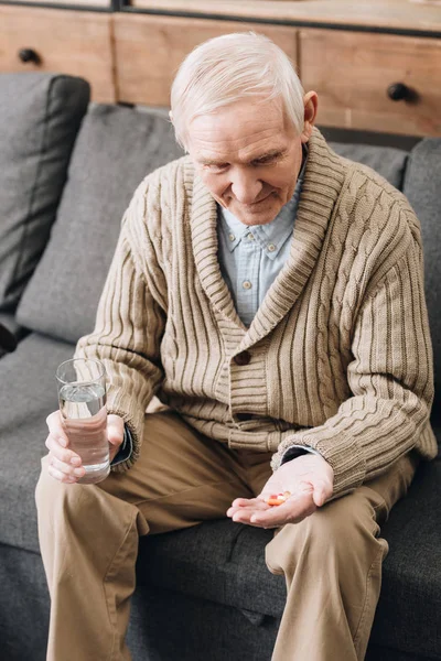 Uomo Anziano Possesso Pillole Bicchiere Acqua — Foto Stock