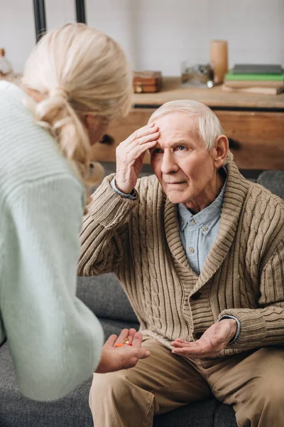 Seniorin Gibt Alten Mann Tabletten — Stockfoto