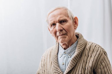 demans hastalığı evde olan üzgün emekli 