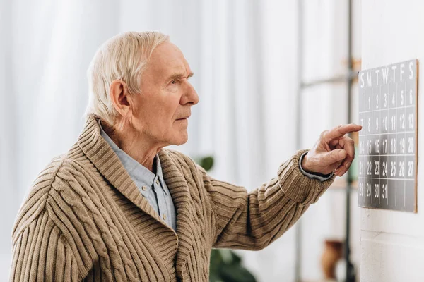 Old Man Looking Calendar Remembering Dates — Stock Photo, Image