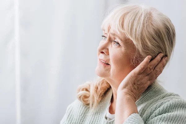Kvinnlig Pensionär Med Blont Hår Med Huvudvärk — Stockfoto