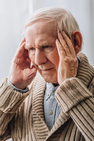 Närbild Pensionär Med Grått Hår Huvudvärk Hemma — Stockfoto