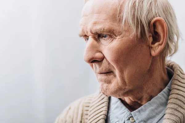 Evde Gri Saçlı Üzgün Emekli Yakın Çekim — Stok fotoğraf