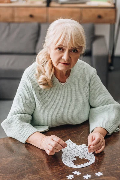 Rubia Senior Mujer Jugando Con Rompecabezas Casa —  Fotos de Stock