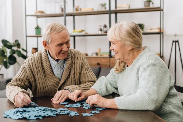 Feliz Pareja Ancianos Jugando Con Rompecabezas Casa —  Fotos de Stock