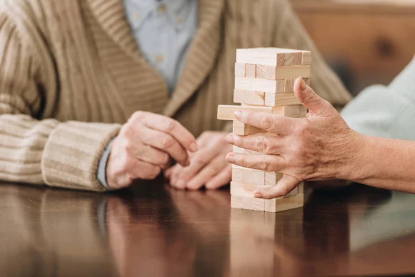 Beskuren Bild Ledande Par Spela Jenga Hemma — Stockfoto