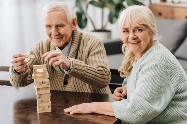 Jubilados Felices Jugando Jenga Juego Mesa —  Fotos de Stock