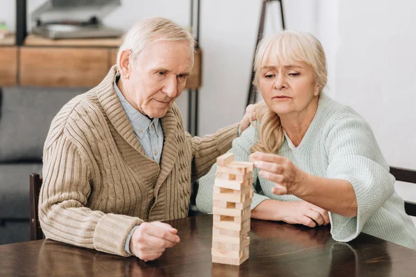 Nyugdíjas Pár Jenga Játékot Táblázat Otthon — Stock Fotó