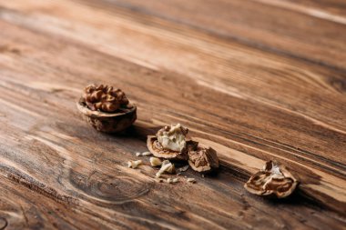 ahşap masa alzheimer sembolü olarak kırık ceviz 