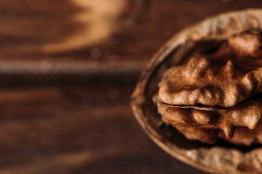 ahşap masa üzerinde ceviz demans sembolü olarak üstten görünüm 