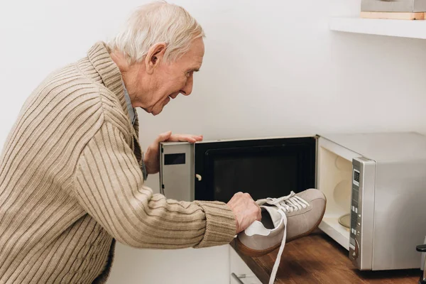 Συνταξιούχος Άνθρωπος Άνοια Νόσου Τοποθέτηση Παπούτσι Φούρνο Μικροκυμάτων — Φωτογραφία Αρχείου