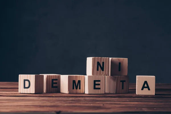 Cubos Madera Con Letras Demencia Mesa Sobre Fondo Negro — Foto de Stock