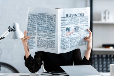 gazete okuyan ve yüzünü gizleme işkadını