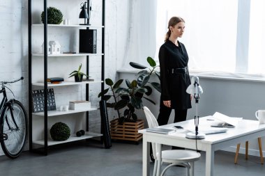 işkadını kopya alanı ile modern ofisindeki siyah resmi aşınmaya