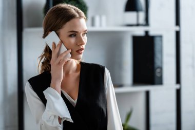 formal giyim Office Smartphone cep telefonu ile konuşmak güzel işkadını seçici odak