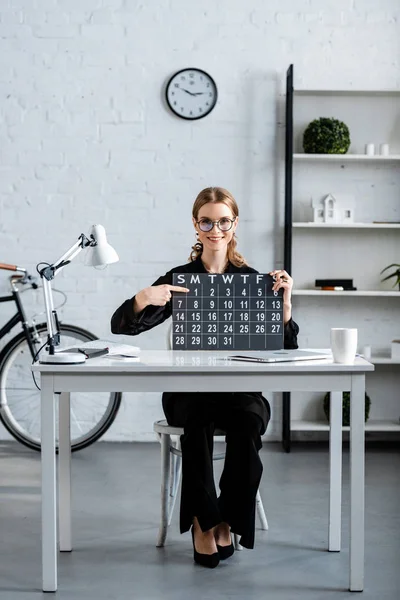 Mulher Negócios Atraente Roupas Pretas Óculos Mostrando Calendário — Fotografia de Stock