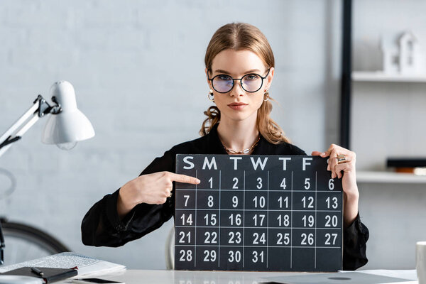 Attrayant Femme Affaires Noir Vêtements Lunettes Tenant Calendrier Montrant Date — Photo