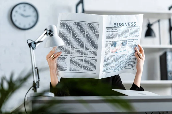 Geschäftsfrau Schwarzer Kleidung Sitzt Auf Stuhl Und Hält Wirtschaftszeitung Vor — Stockfoto