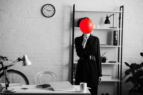 Siyah Beyaz Işkadını Tablo Raflar Duran Kırmızı Balon Arkasında Yüz — Stok fotoğraf