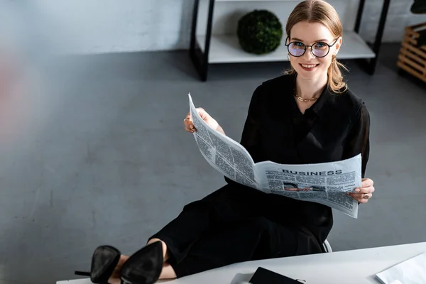 Beautiful Businesswoman Black Clothes Glasses Sitting Table Smiling Camera — Stock Photo, Image